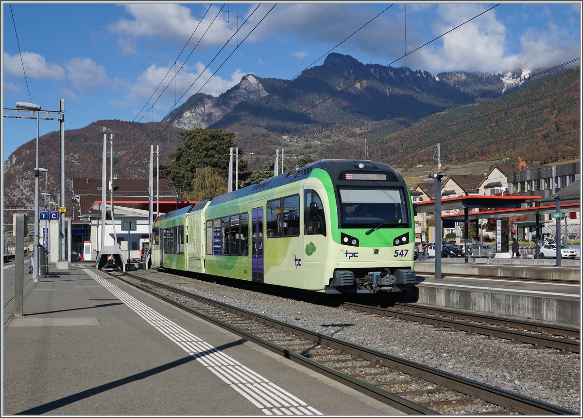 Der TPC Beh 2/6 547 wartet in Aigle auf die Abfahrt nach Champéry.

5. Nov. 2022