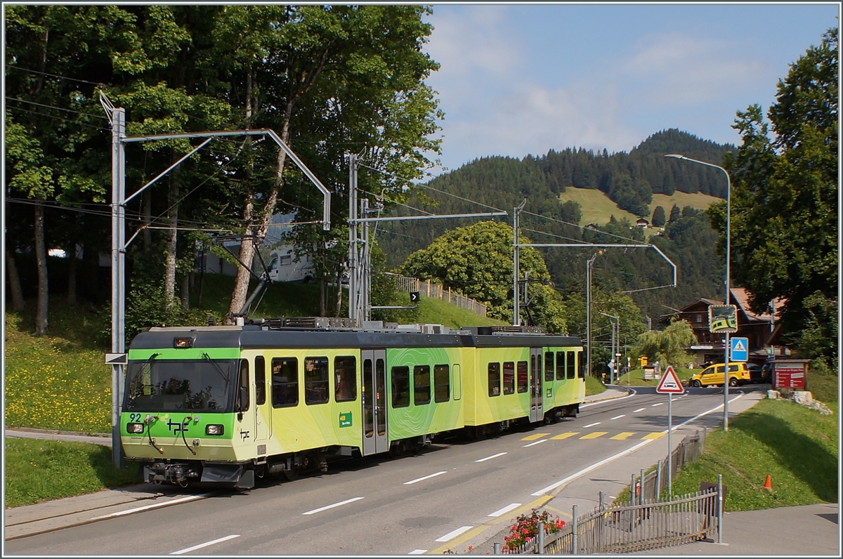 Der TPC BVB Beh 4/8 92 hat den (auf der Strasse liegenden) Bahnhof von La Barboleuse verlassen und fährt Talwärts in Richtung Bex. 

24. August 2021