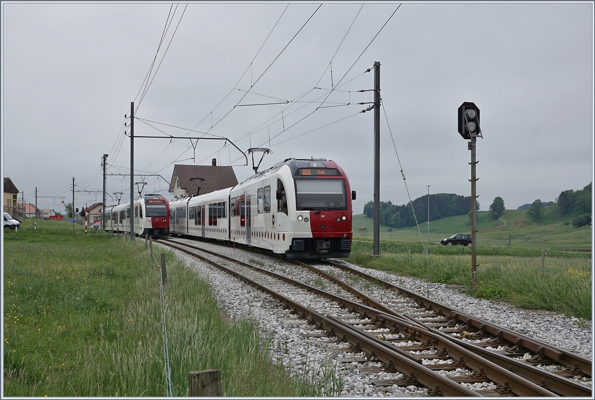 Der TPF Be 2/4 101/ B / ABe 2/4 101 von Palézieux nach Bulle kreuzt mit dem Gegenzug nach Palézieux in La Verrerie.

12. Mai 2020