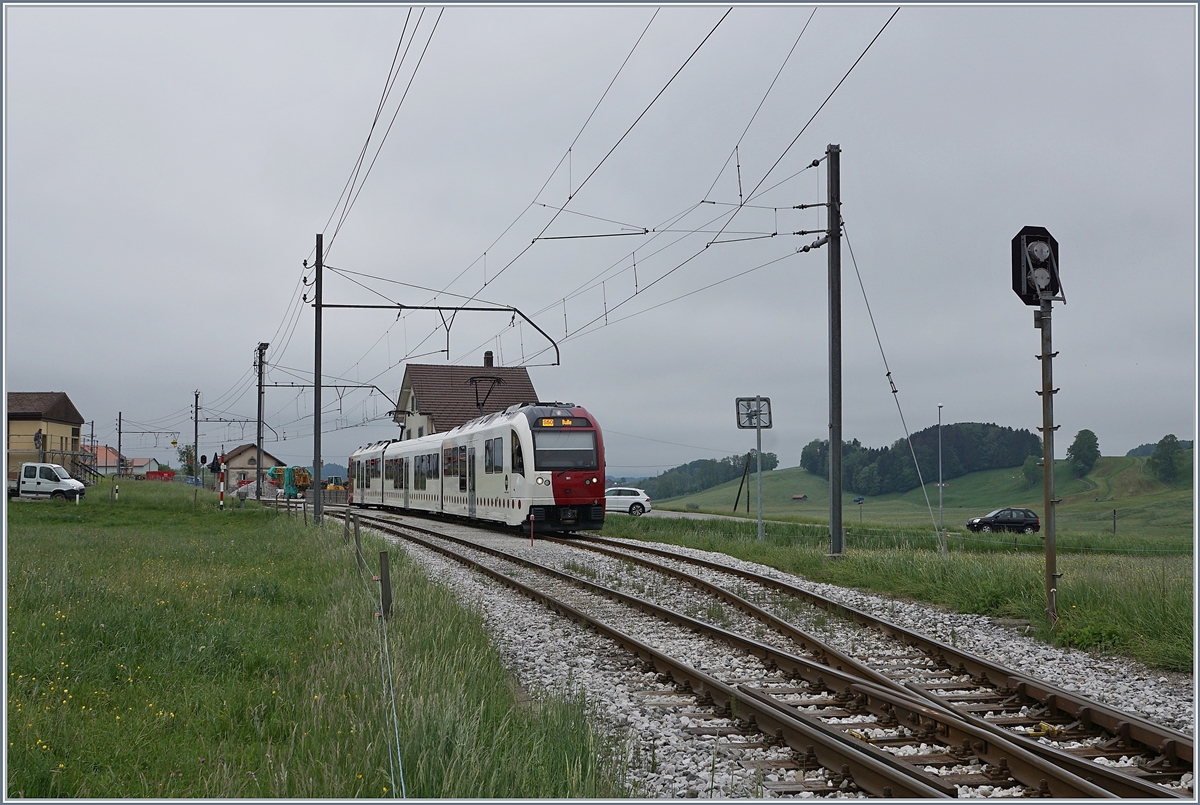 Der TPF Be 2/4 101/ B / ABe 2/4 101 von Palézieux nach Bulle als S50 unterwegs beim Halt in La Verrerie. 

12. Mai 2020