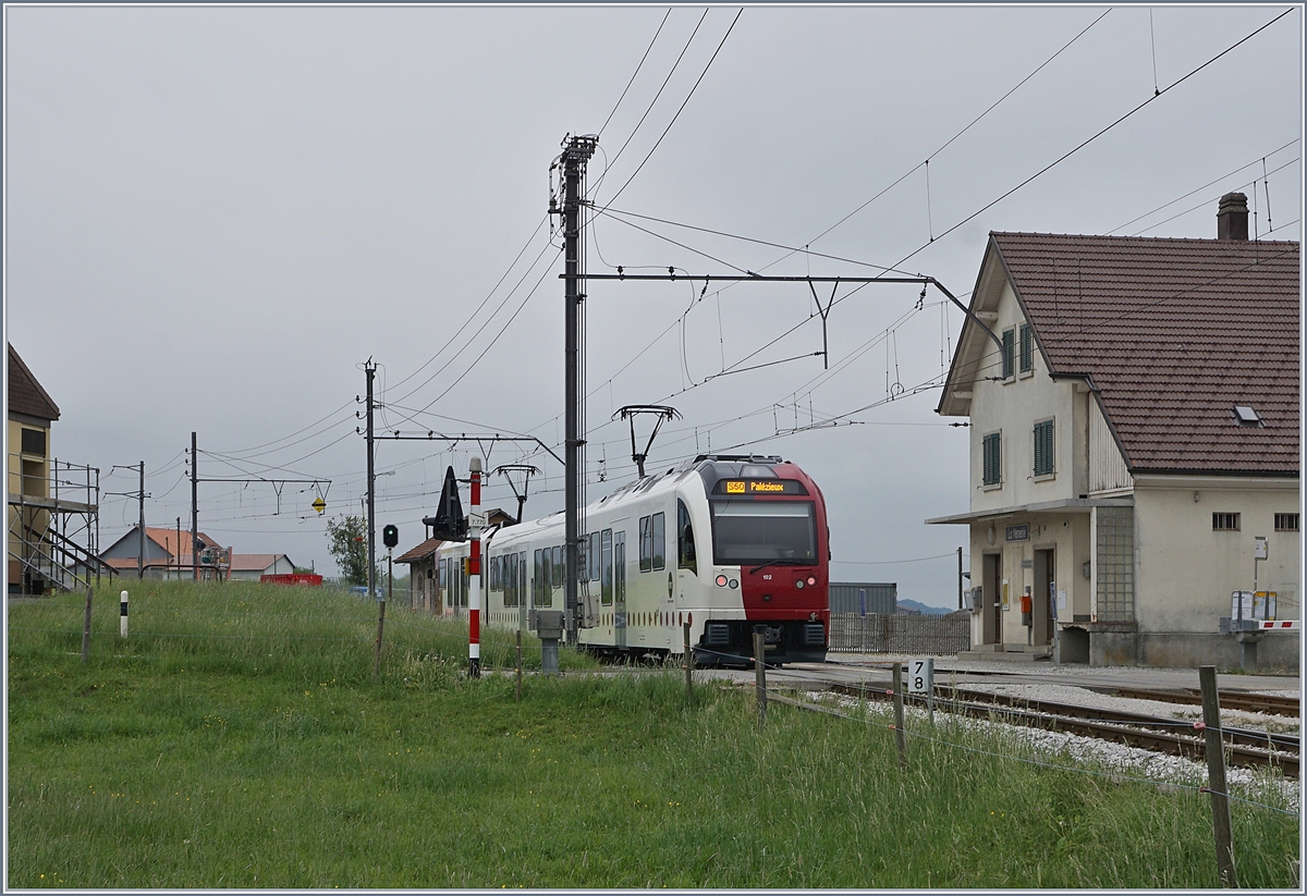 Der TPF Be 2/4 102/ B / ABe 2/4 102 nach Palézieux färht nach der Kreuzung mit dem Gegenzug  in La Verrerie weiter.

12. Mai 2020