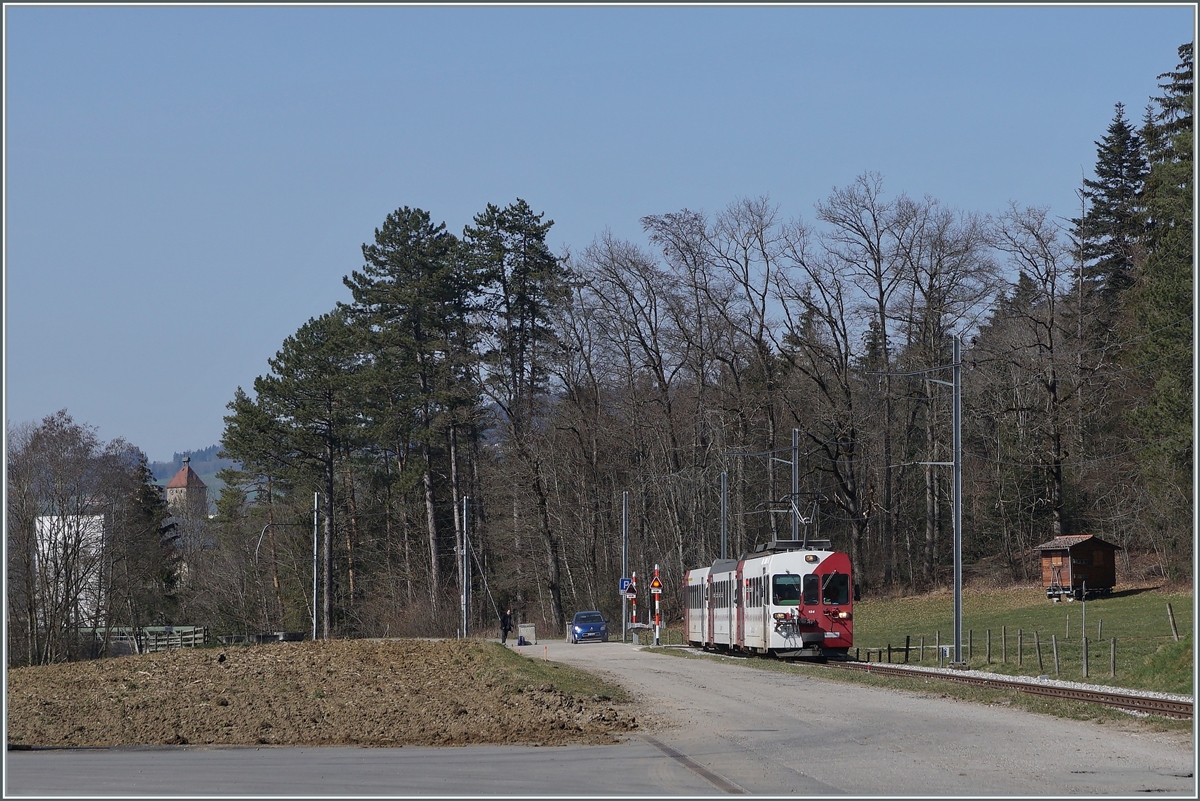 Der TPF Be 4/4 123 mit einem Regionalzug von Bulle nach Broc Fabrique. Seit dem 56. April ist die Strecke nicht mehr in Betrieb, sie soll bis 2023 auf Normalspur umgebaut werden. 

2. März 2021