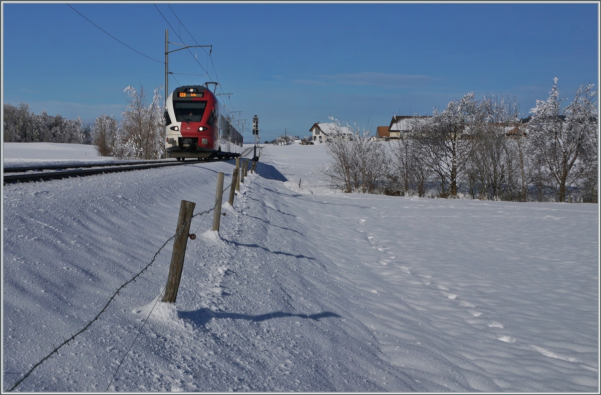 Der TPF FLIRT RABe 527 195 ist als RE 3816 von Bern nach Bulle zwischen Sâles und Vaulruz unterwegs, wobei auch die schöne Winterlandschaft einen Blick verdient.

23. Dezember 2021
