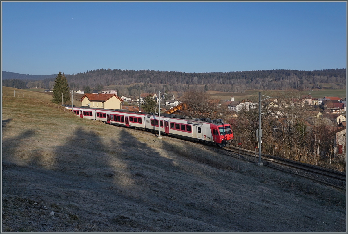 Der TRAVYS RBDe 560 385-7 (RBDe 560 DO TR 94 85 7560 385-7 CH-TVYS)  Lac de Joux  mit B und ABt  ist als Regionalzug auf dem Weg von Le Brassus nach Vallorbe hält dabei kurz in Les Charbonnières. 

24. März 2022