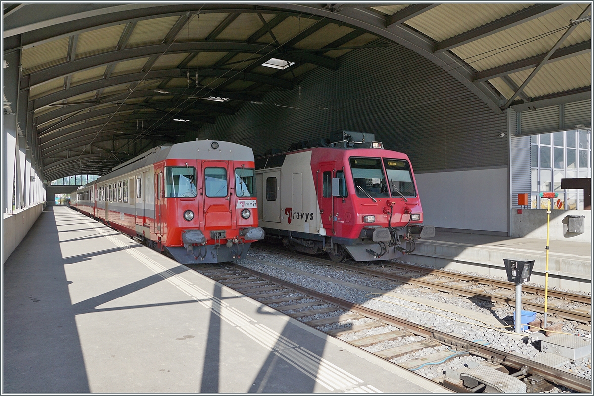 Der TRAVYS RBDe 567 174 (94 85 7567 174-8)  Fleurier  und der TRAVYS RBDe 560 384-0 (RBDe 560 DO TR 94 85 7560 384-0 CH-TVYS)  Lac de Brenet  warten in Le Brassus auf ihre Abfahrt nach Vallorbe. Während der  Domino  in Kürze abfahren wird, bleibt der RBDe 567 174 noch bis am Nachmittag in Le Brassus. 

16. Juni 2022