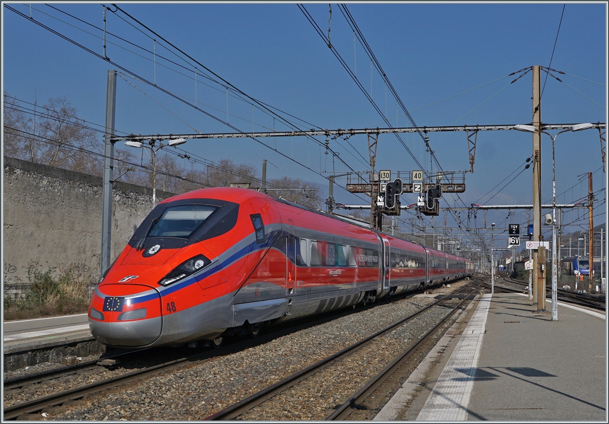 Der Trenitalia FS ETR 400 048 ist als FR 9291 von Paris Gare de Lyon nach Milano Centrale unterwegs und erreicht Chambéry-Challes-les-Eaux, wo der Zug einen fahrplanmässigen Halt hat. Neben der schweren Gleichstromfahrleitung zeigt sich auf die wuchtige Signalbrücke im Hintergrund als landestypischen Merkmal. 

20. März 2022