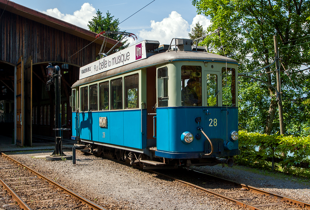 Der Triebwagen Ce 2/3 ex 28 der TL (Transports publics de la région lausannoise (deutsch Öffentliche Transporte der Region Lausanne)), ex Genève Veyrier 23, BVB 18, am 27.05.2012 im Museums-Areal der Museumsbahn Blonay–Chamby in Chaulin.  

Der Triebwagen Ce 2/3 wurde ursprünglich 1913 als Zweiachser für die Genève Veyrier als Nr. 23 von SWS und SAAS gebaut. Bereits 1919 ging er an die TL. Die Werkstätte der TL baute ihn1948 um, die Aufbauten wurden modernisiert und der Wagen bekam eine zusätzliche Mittelachse um die Antriebsachsen beim Durchfahren von Kurven zu führen. Der Verschleiß wurde somit stark reduziert und der Komfort stark verbessert. 1963 wurde die Jorat-Linie stillgelegt und der Triebwagen, sowie ein weiterer, gingen an die BVB. Der ex TL Ce 2/3 – 28 wurde 1976 an die Blonay-Chamby verkauft und ist eines der letzten Überbleibsel der Lausanner Straßenbahnen.

TECHNISCHE DATEN des Ce 2/3 – 28
Spurweite: 1.000 mm
Achsformel: A 1 A
Länge über Puffer: 11.030 mm
Achsabstand: 2 x 2.100 mm (4.200 mm)
Dienstgewicht: 15.8  t
Treibraddurchmesser: 880 mm (Laufrad ist wesentlich kleiner)
Höchstgeschwindigkeit.:  55 km/h
Leistung: 2 x 88 kW = 176 kW
Getriebeübersetzung: 1:5,93
Spannung: 900 V DC