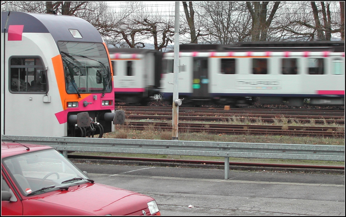 Der Ur-GTW der MThB, 596 673-4. Allerdings zu dem Zeitpunkt schon unter den Fittichen der neu gegr�ndten Thurbo, noch als Seeh�sle unterwegs. Im Hintergrund sein gro�er Bruder, der Seehas. Radolfzell, Januar 2003.