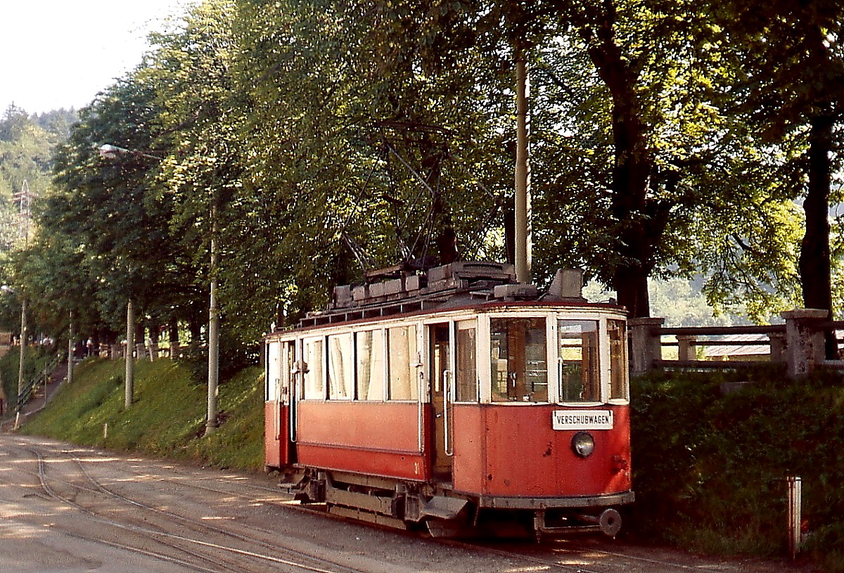 Der Verschubwagen 31 (SIG/BBC 1898) der Innsbrucker Stra�enbahn geh�rt zu einer Serie von neun Triebwagen, die 1950 von der Basler Stra�enbahn als Ersatz f�r Kriegsverluste gekauft und etwa bis Mitte der 1960er Jahre im Liniendienst eingesetzt wurden. Das Fahrzeug befindet sich heute bei der Museumsstramway Klagenfurt See. Das Foto entstand im Sommer 1977 im Bergiselbahnhof Innsbruck.
