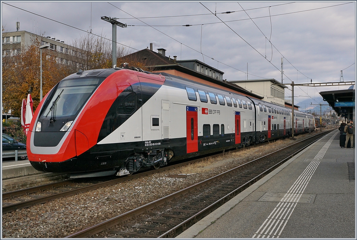 Der Vierteilige SBB RABe 502 405 ((UIC 94 85 0 502 405-9 CH-SBB) absolviert Testfahrten zwischen Sion und Martigny und wartet nun in Sion auf die nächste Fahrt nach Martigny.
9. Nov. 2017