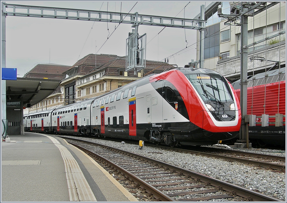 Der vierteilige SBB Twindexx RABDe 502 405-9  Rorschach  (UIC 94 85 0 502 405-9 CH-SBB) auf einer Testfahrt in Lausanne unter einem neue Signal auf Gleis 2.

6. Juni 2019 