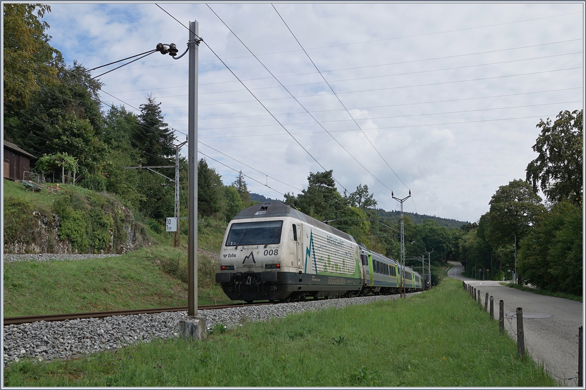 Der vor wenigen Minuten mit der BLS Re 465 008 in Chambrelien eingefahrene RE 3919 von La Chaux-de-Fonds nach Bern verlässt den Spitzkehrbahnhof Chambrelien bereits wieder, nun auf dem Weg nach in Richtung Neuchâtel auf dem unteren Gleis.

3. Sept. 2020