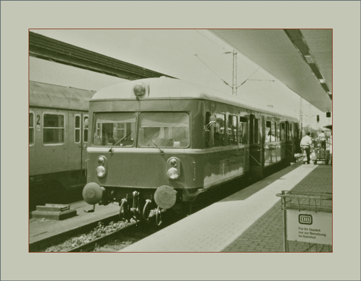 Der VT 109 wartet in Basel Bad. Bf auf Fahrgäste in Richtung Kandern. 

Analog Bild vom 04. Juli 1981