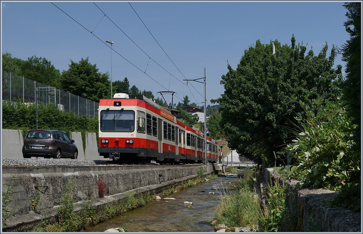 Der WB BDe 4/4 16 schiebt bei Niederdorf seinen Zug das Tal hinab Richtung Liestal.
22. Juni 2017 