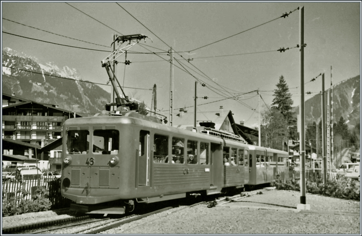 Der Zahnradbahn Triebzug erreicht den Talbahnhof Chamonix. 

Analogbild vom Augst 1995 