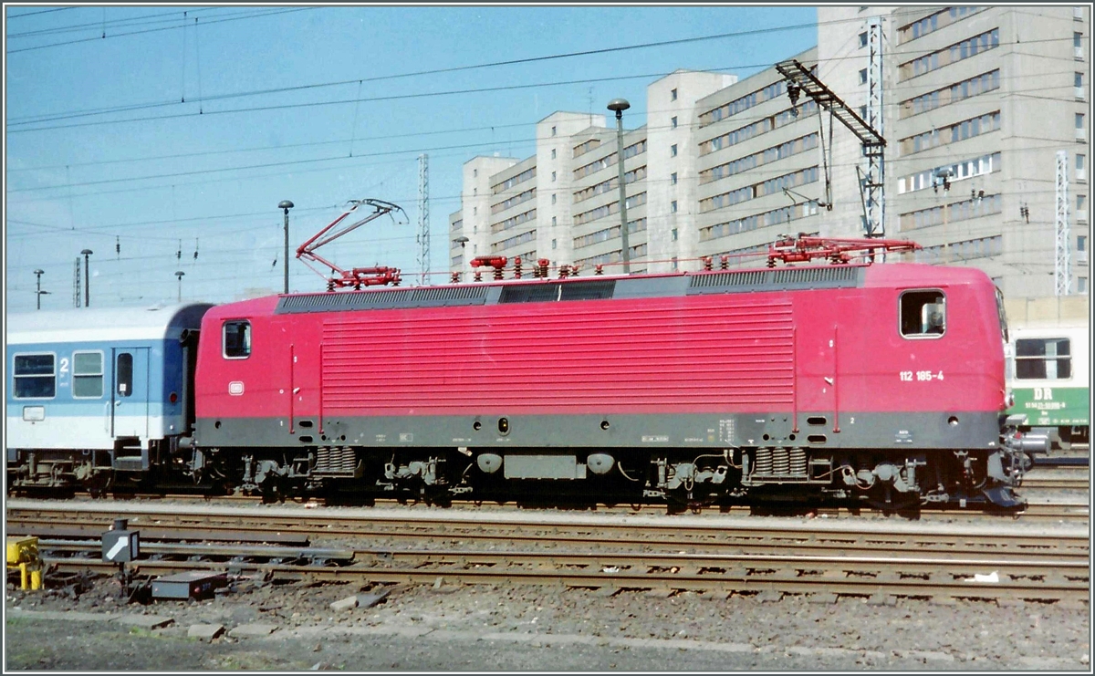 Deutsche Bundesbahn 112 185-4 in Berlin Lichtenberg.
April 1994 