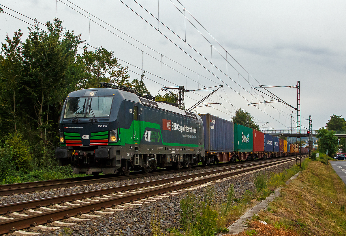 Deutsche Lok aber Schweizer Mieter und die Lok wird wohl auch durch die Schweiz fahren............
Die für die SBB Cargo International AG fahrende Siemens Vectron MS 193 257 (91 80 6193 257-3 D-ELOC) der ELL - European Locomotive Leasing fährt am 03.08.2020 mit einem KLV-Zug durch Bad Honnef in Richtung Norden.

Die Vectron MS wurde 2016 von Siemens Mobilitiy in München unter der Fabriknummer 22153 gebaut und an die ELL - European Locomotive Leasing geliefert, die sie an die SBB Cargo International AG vermietet hat. Diese Vectron Lokomotive ist als MS – Lokomotive (Multisystem-Variante) mit 6.400 kW konzipiert und zugelassen für Deutschland, Österreich, Schweiz, Italien und Niederlande, sie hat eine Höchstgeschwindigkeit von 200 km/h. So ist es möglich ohne Lokwechsel vom Mittelmeer die Nordseehäfen Rotterdam oder Hamburg an zu fahren.

Die Vectron MS hat folgende Leistungen:
Unter 15kV, 16,7Hz und 25kV, 50Hz Wechselstrom mit 6.400kW;
unter 3kV Gleichstrom mit 6.000kW sowie
unter 1,5kV Gleichstrom 3.500kW

Auf dem Dach der Lok befinden sich vier Einholmstromabnehmer
Position A Pantograf für AC 1.450 mm breit (für Schweiz)
Position B Pantograf für DC 1.450 mm breit (für Italien)
Position C Pantograf für DC 1.950 mm breit (für Niederlande)
Position D Pantograf für AC 1.950 mm breit (für Deutschland, Österreich), Position D ist hier im Bild hinten.
