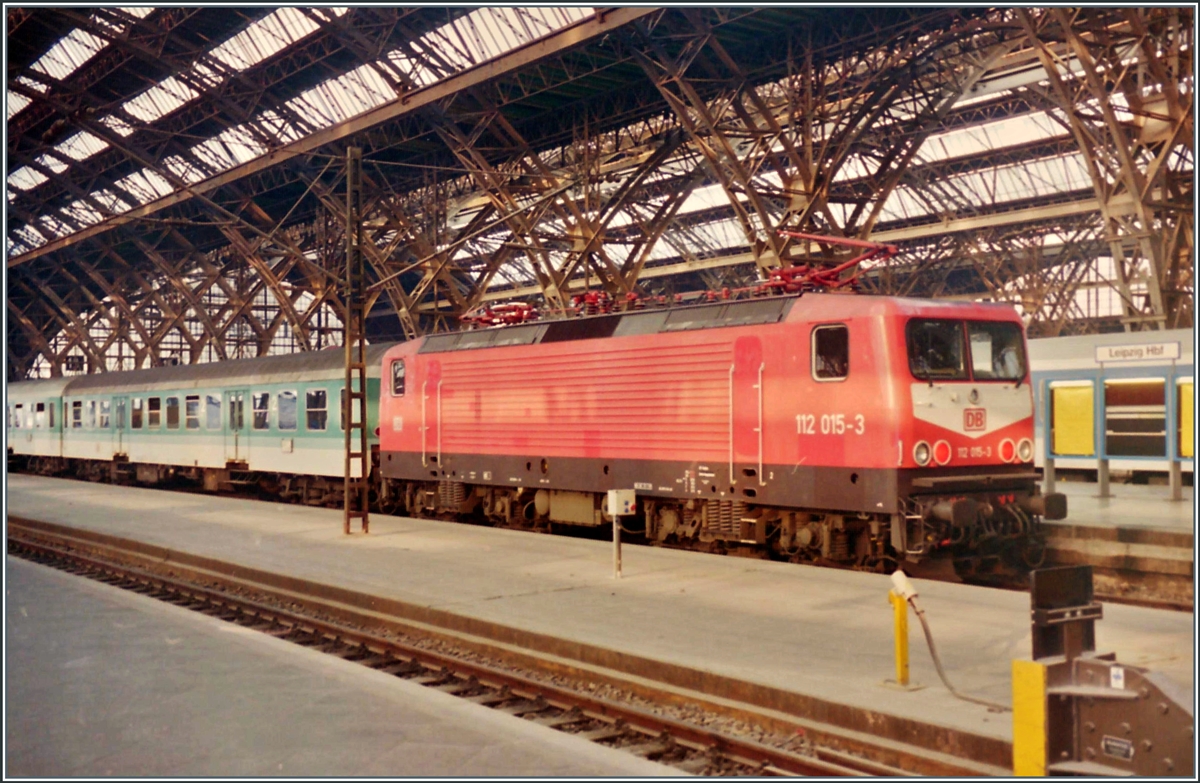 Die 112 015-3 mit einer RB/RBS in Leipzig Hbf.

Analogbild vom 15. Mai 1997