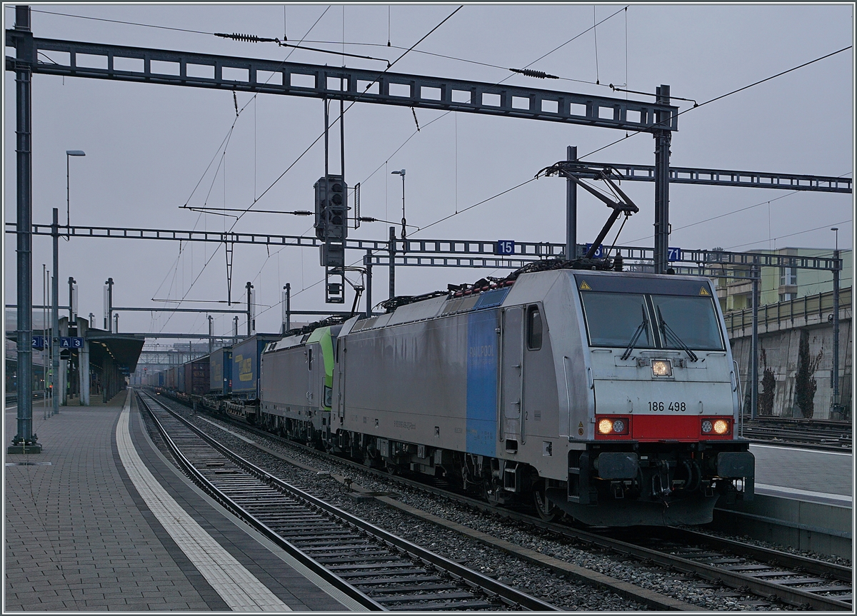 Die 186 498 (Railpool) und die BLS 475 417 warten mit einem Transitgterzug in Spiez auf die baldige Weiterfahrt nach Basel. 

17. Feb. 2021