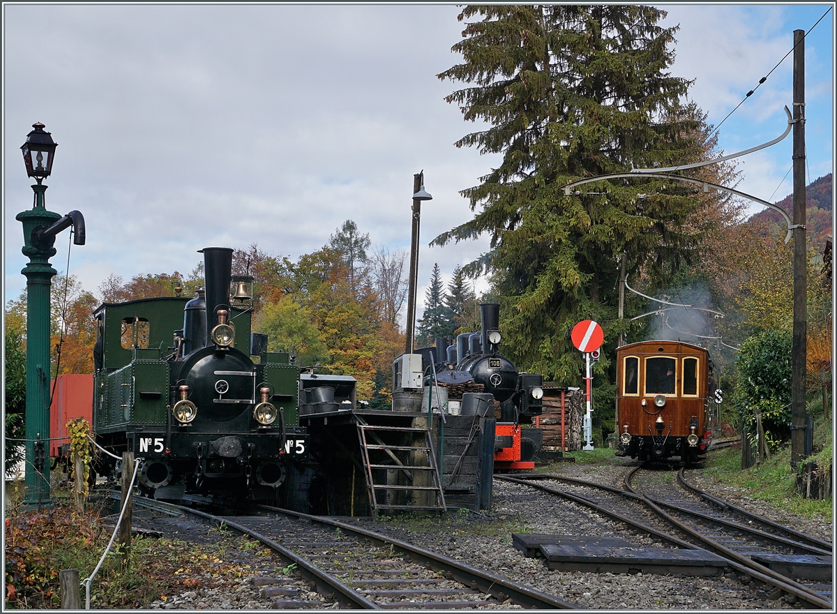 Die 1890 gebaute LEB G 3/3 N° 5 der Blonay Chamby Bahn wird in Chaulin mit Kohle und Wasser versorgt. 

24. Oktober 2020