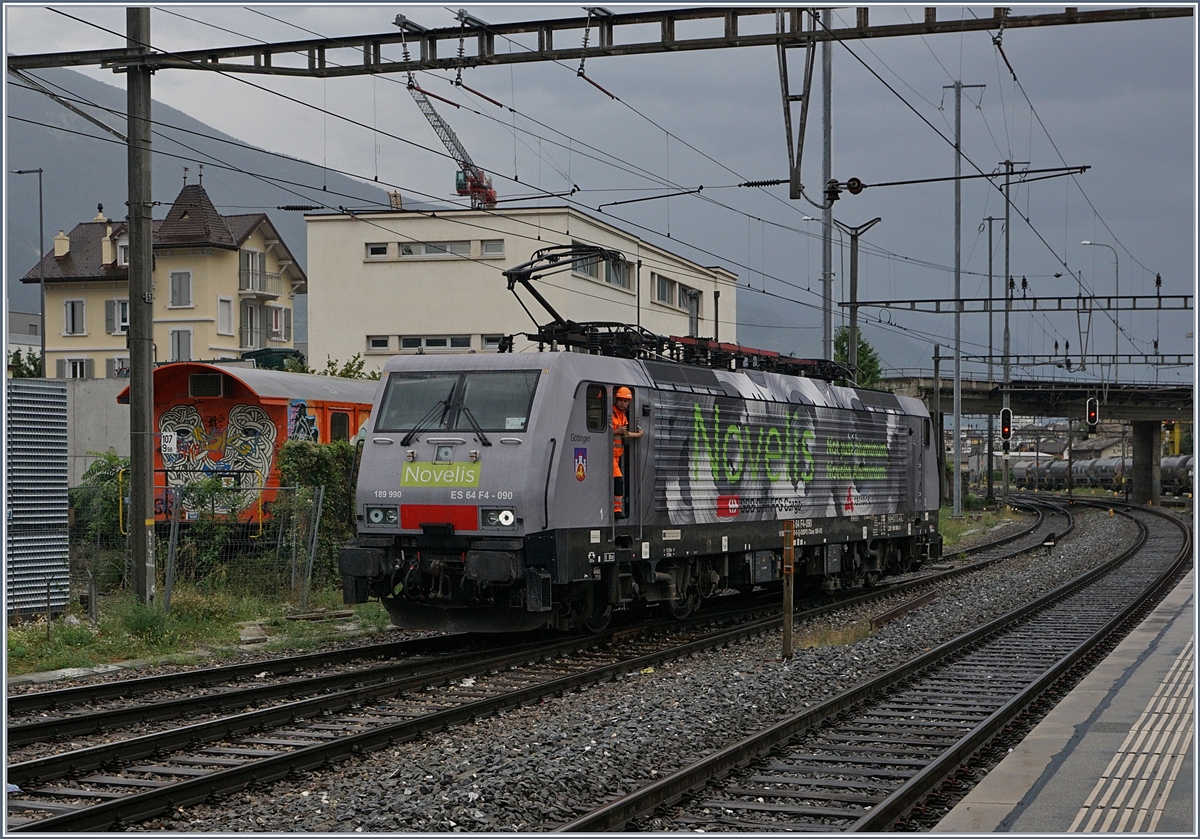 Die 189990-5 (UIC 91 80 6189 990-5 D-Dispo Class 189-VE) in Sierre.
31. Juli 2017