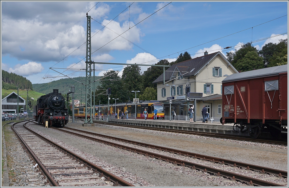 Die 58 311 rangiert in Baiersbronn, im Hintergrund ist ein AVG Stadtbahnwagen zu erkennen. 

12. Sept. 2021
