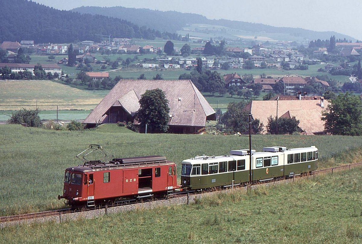 Die Ablieferung des Be8/8 13 am 28.Juni 1973: Nach der Spitzkehre in Ittigen zieht jetzt SZB Xe4/4 den Wagen 13 die heute nicht mehr existierende Rampe ins Eyfeld und  zum Stadion hinauf. 