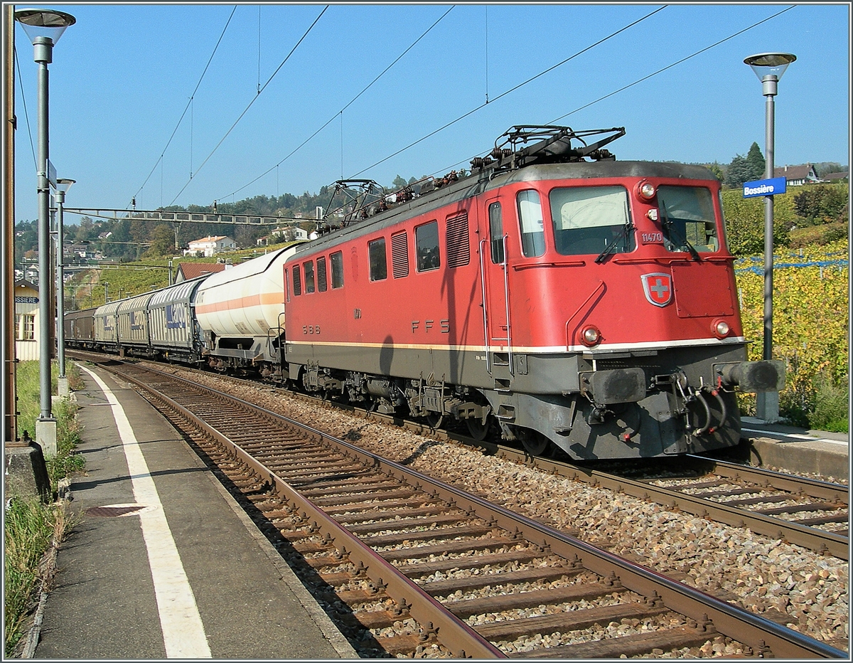 Die Ae 6/6 11470 mit einem G�terzug bei Bossi�re. 
16. Okt. 2007