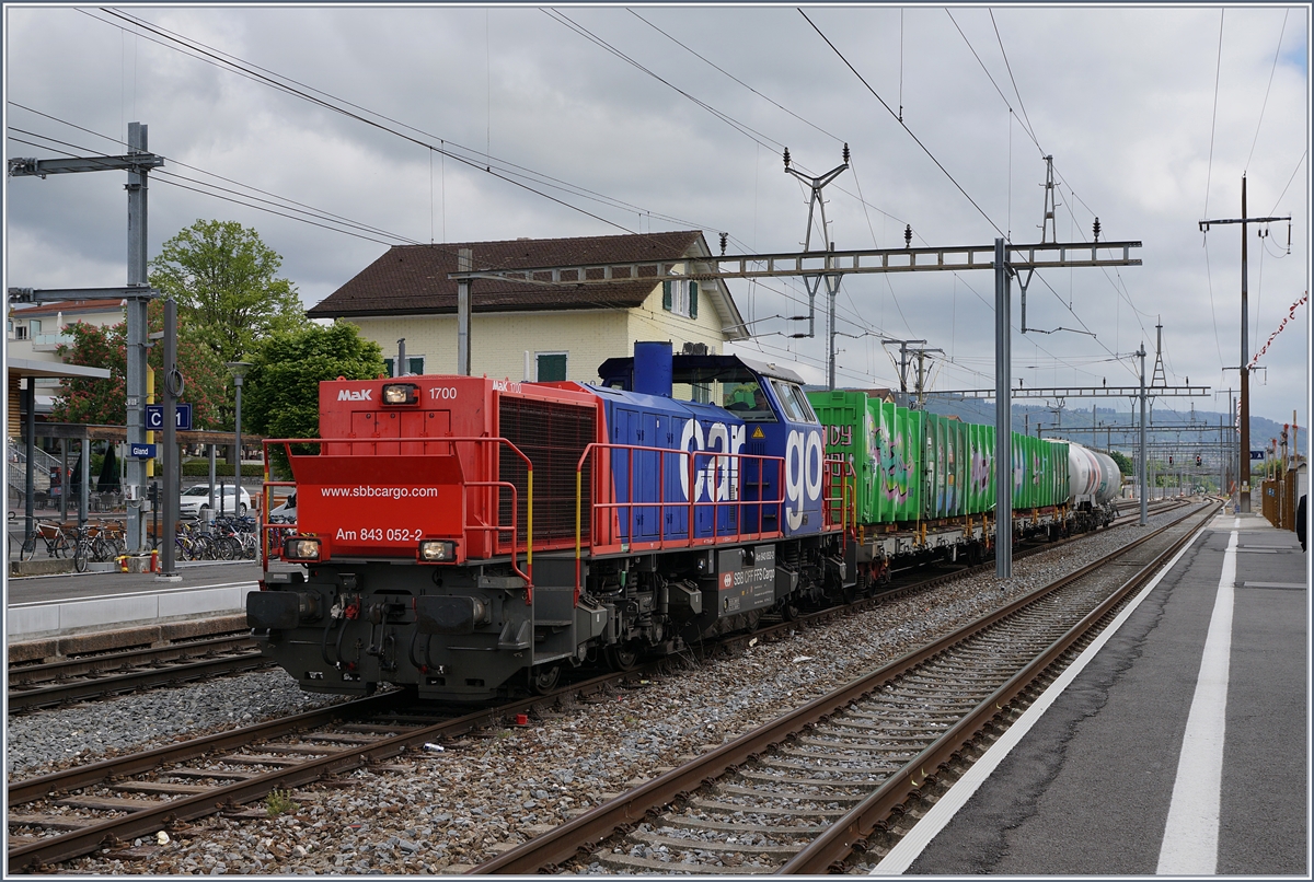 Die Am 843 052-2 in Gland.
9. Mai 2017