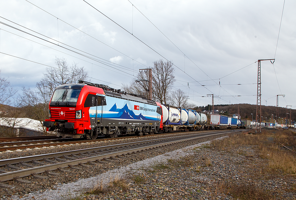 Die an die SBB Cargo International AG vermietete Vectron 193 477- 7  Fulda   (91 80 6193 477-7 D-SIEAG) der LokRoll AG (eingestellt bei Siemens Mobility, M�nchen) f�hrt am 11.03.2021 mit einem HUPAC-KLV/Container-Zug durch Rudersdorf (Kr. Siegen) in n�rdlicher Richtung.

Die Siemens Vectron MS wurde 2018 von Siemens Mobilitiy in M�nchen-Allach unter der Fabriknummer 22322 gebaut. Die Vectron AC hat eine Leistung von 6,4 MW und ist Zugelassen in Deutschland, �sterreich, Schweiz und Italien.
