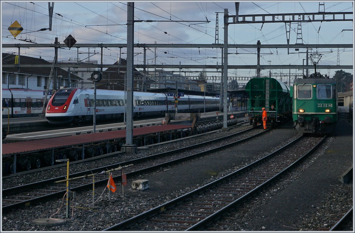 Die BAM MBC Re 4/4 II (UIC 91 85 4420 506 8 CH MBC) steht weiterhin vor ihrem leeren Zug, welchen sie aus Gland nach Morges gebacht hat. 
22. Feb. 2017