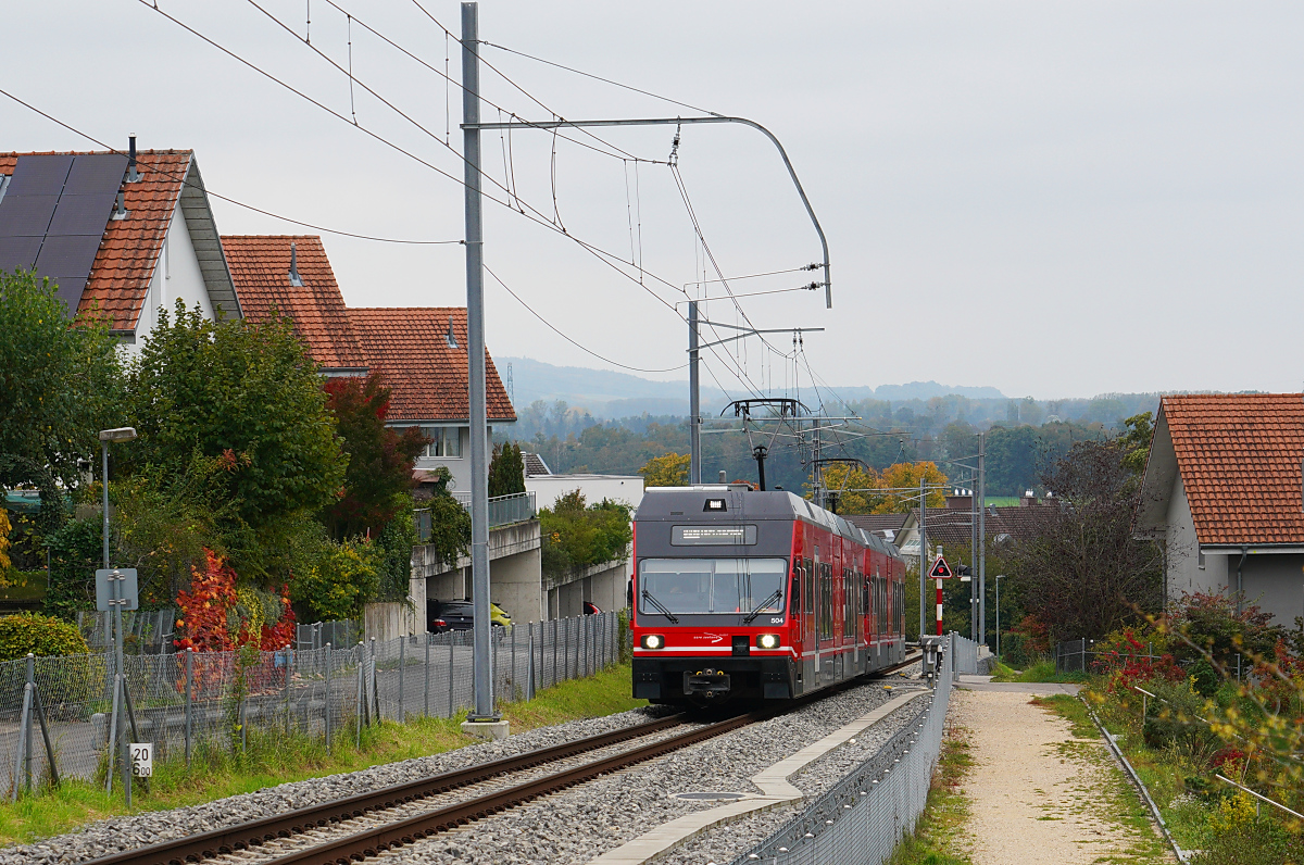 Die beiden Be 2/6 506 und 504 fahren am 11.10.2025 die Steigung von Ins Bahnhof nach Ins Dorf hinauf