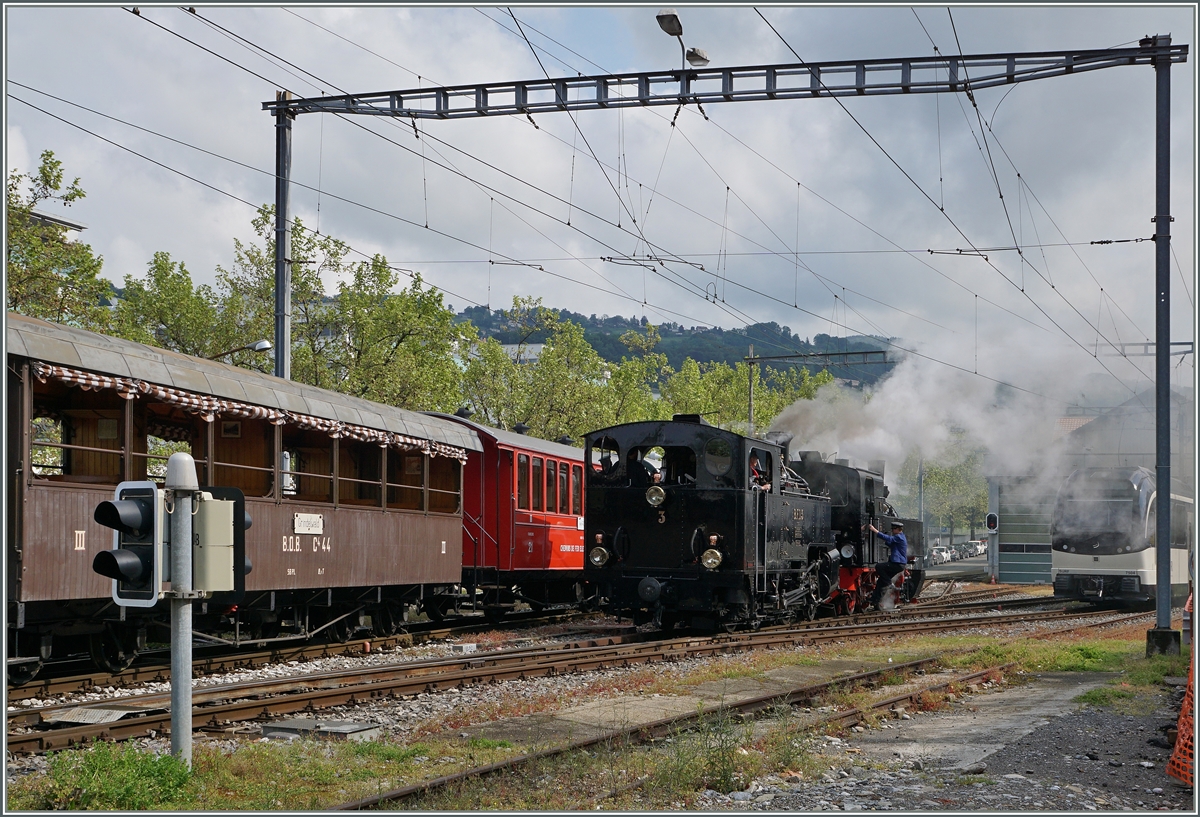 Die beiden Blonay-Chamby Dampflok HG 3/4 N°3 und G 2x 2/2 N°105 rangieren in Vevey für den Riviera Belle Epoque Zug nach Chaulin.  

14. Mai 2016
