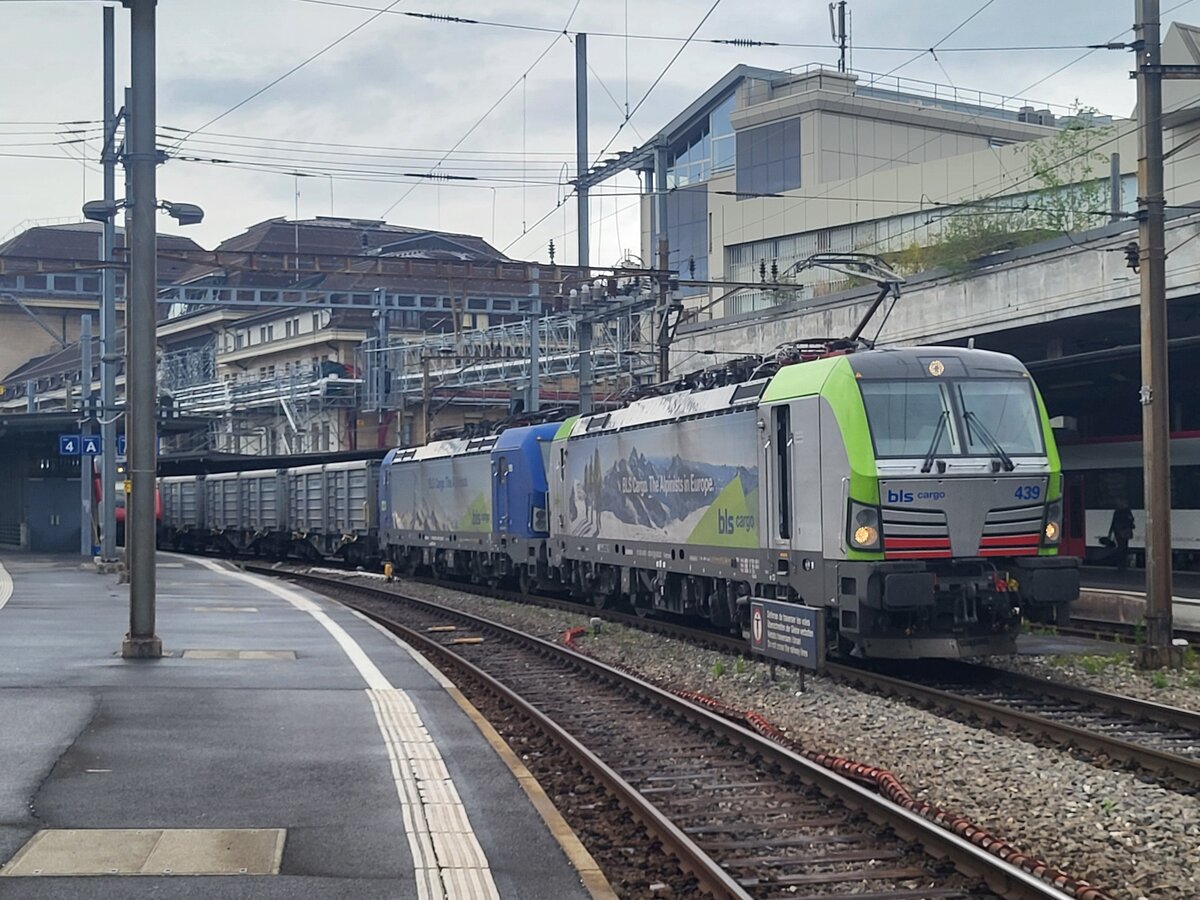 Die beiden BLS Re 475 439 und 193 496-7 warten in Lausanne mit einem G�terzug auf die Weiterfahrt in Richtung Wallis. 

5. Mai 2026
