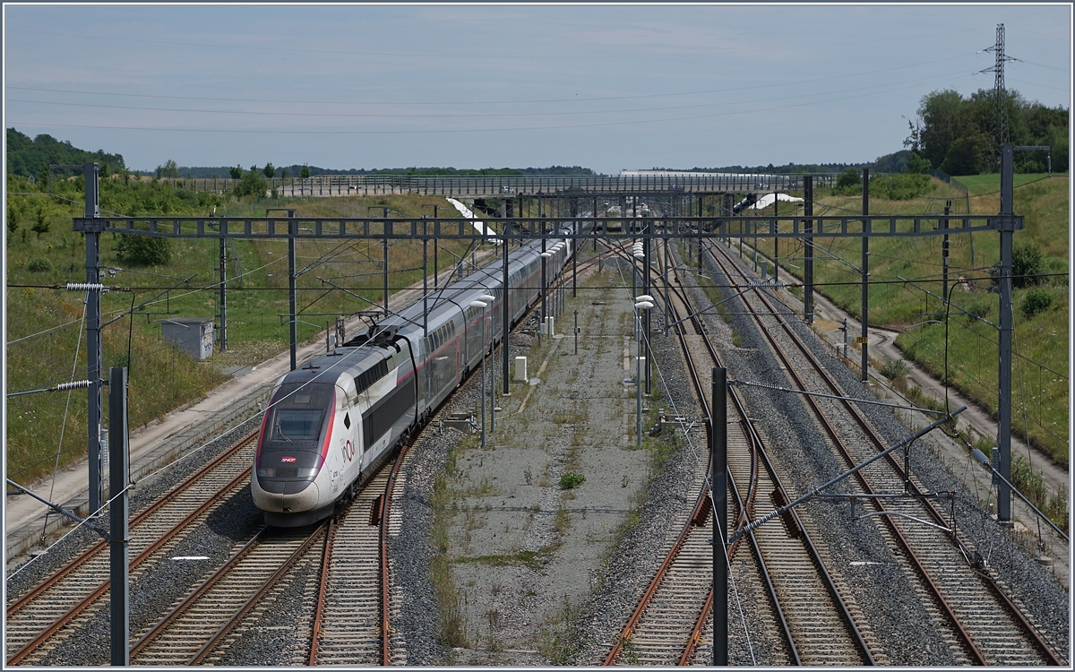 Die beiden Euroduplet TGV 4709 und 4710 erreichen als TGV 9582 von Marseille nach Frankfurt am Main ihren nchsten Halt Belfort-Montbliard-TGV. 

6. Juli 2019