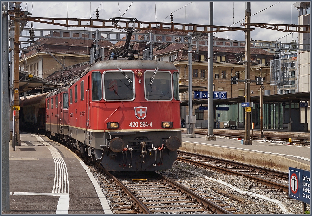 Die beiden Re 4/4 II 11264 und 11296 warten mit ihrem  Spaghetti-Zug  in Lausanne die Blockdistanz zur Weiterfahrt Richtung Domo II ab.

18. Juni 2020
