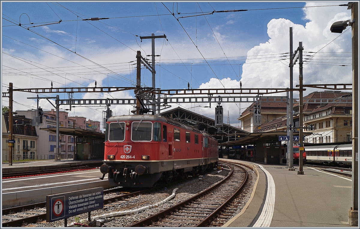 Die beiden Re 4/4 II 11264 und 11296 warten mit ihrem  Spaghetti-Zug  in Lausanne die Blockdistanz zur Weiterfahrt Richtung Domo II ab.

18. Juni 2020
