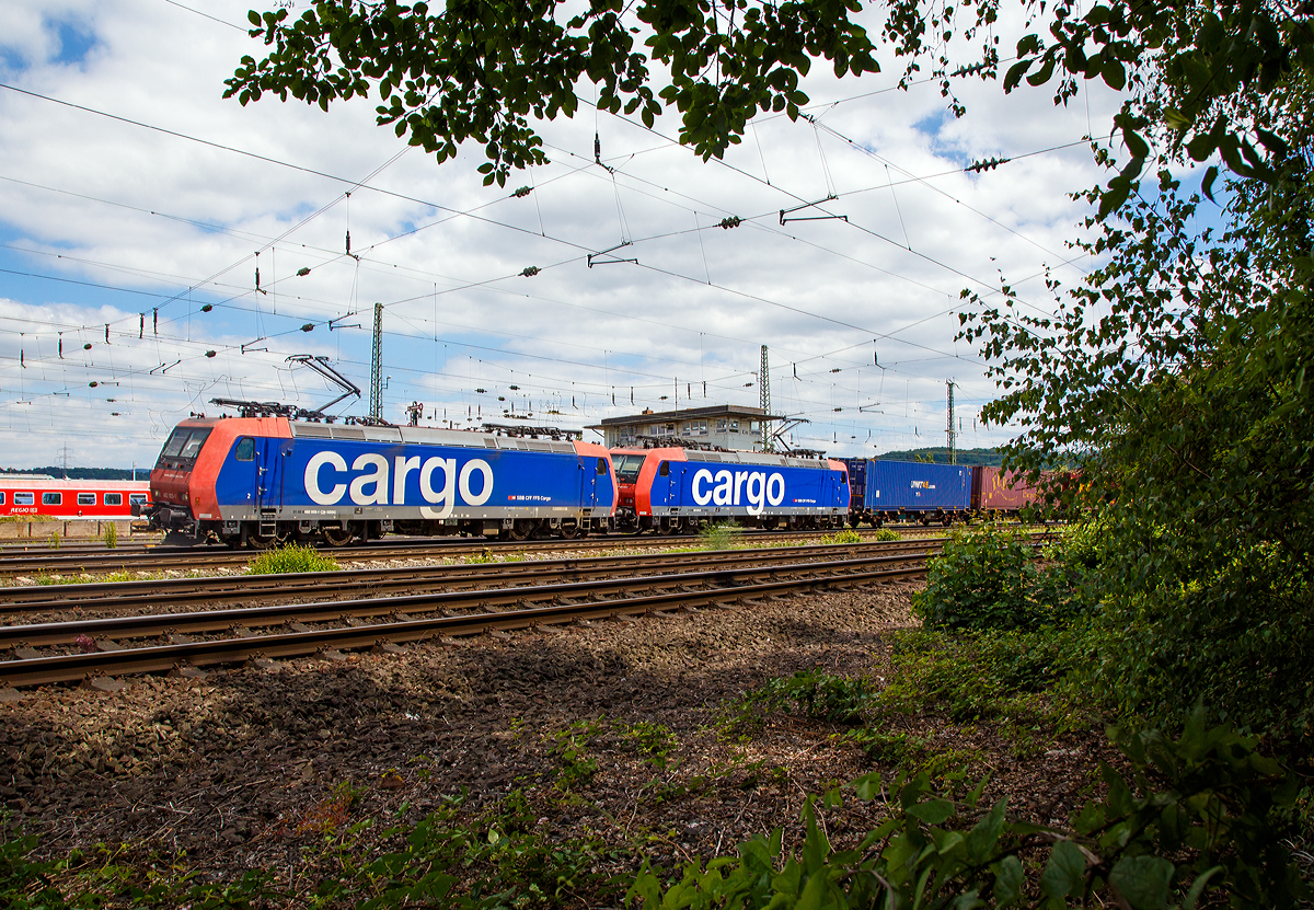 
Die beiden SBB Cargo TRAXX F140 AC1 Re 482 003-1 (91 85 4482 003-1 CH-SBBC) und Re 482 021-3 (91 85 4482 021-3 CH-SBBC) ziehen am 18.06.2017 einen Containerzug durch Koblenz-Lützel in Richtung Norden.