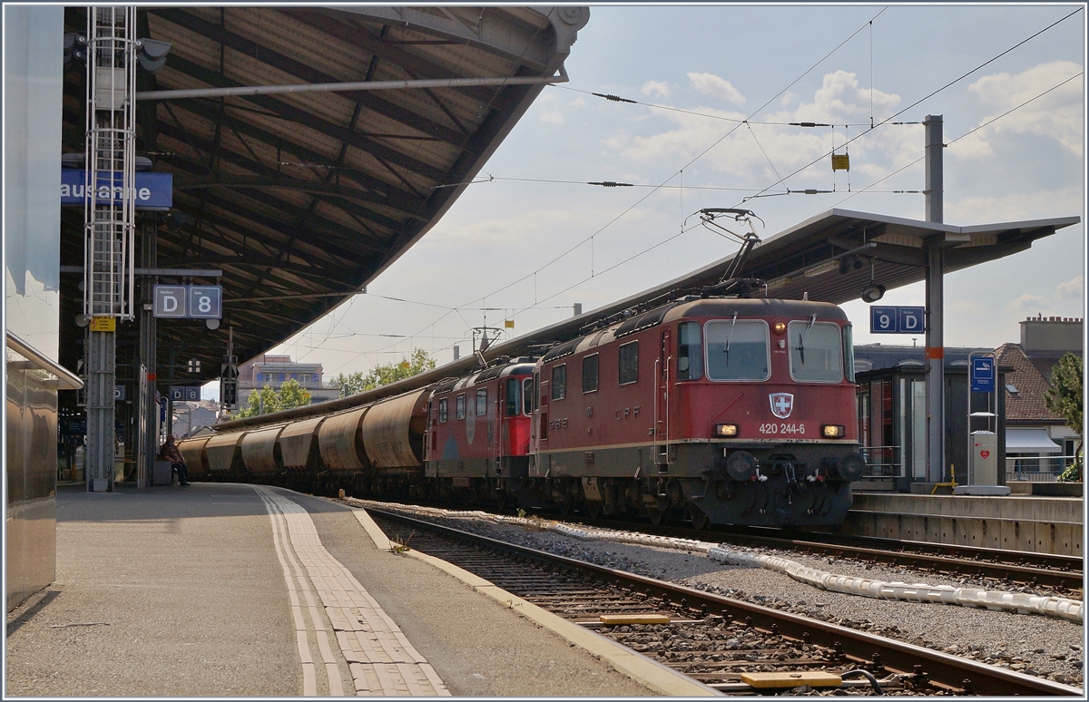 Die beiden SBB Re 420 244-6 und 294-1 mit dem  Spaghetti Zug  beim einem Halt in Lausanne. 

21. Juli 2020