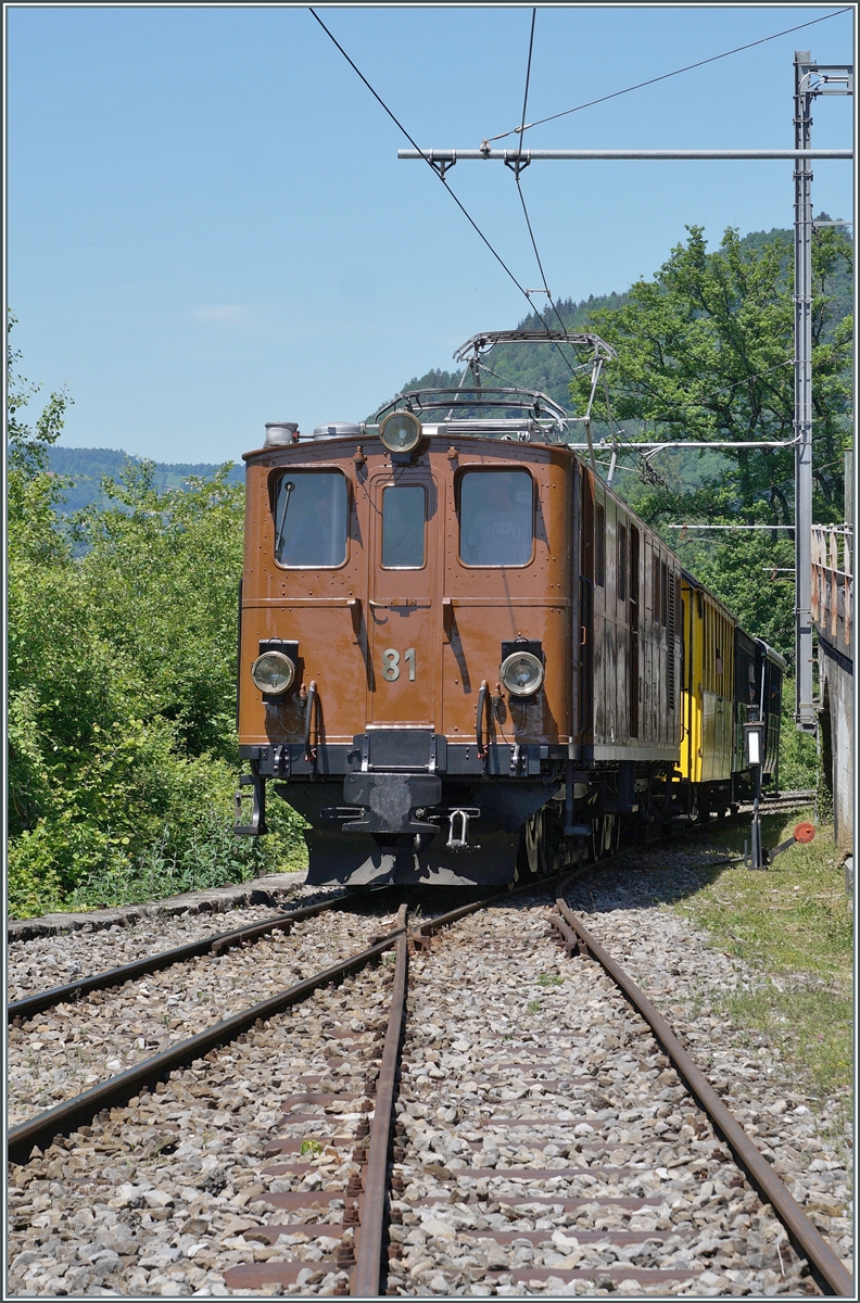 Die Bernina Bahn RhB Ge 4/4 81 der Blonay Chamby Bahn ist in Chamby auf dem Weg nach Chaulin. 

24. Mai 2026