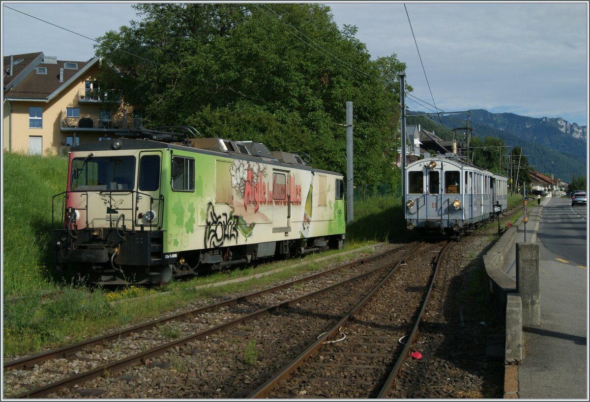 Die in Blonay abgestellte MOB GDe 4/4 6006 bietet einen schönen Hintergrund zum einfahrenden MOB BCFe 4/4 N° 11 der Blonay Chamby Bahn, der mit dem letzten Zug des Tages in den Bahnhof einfährt.

13. Juli 2024