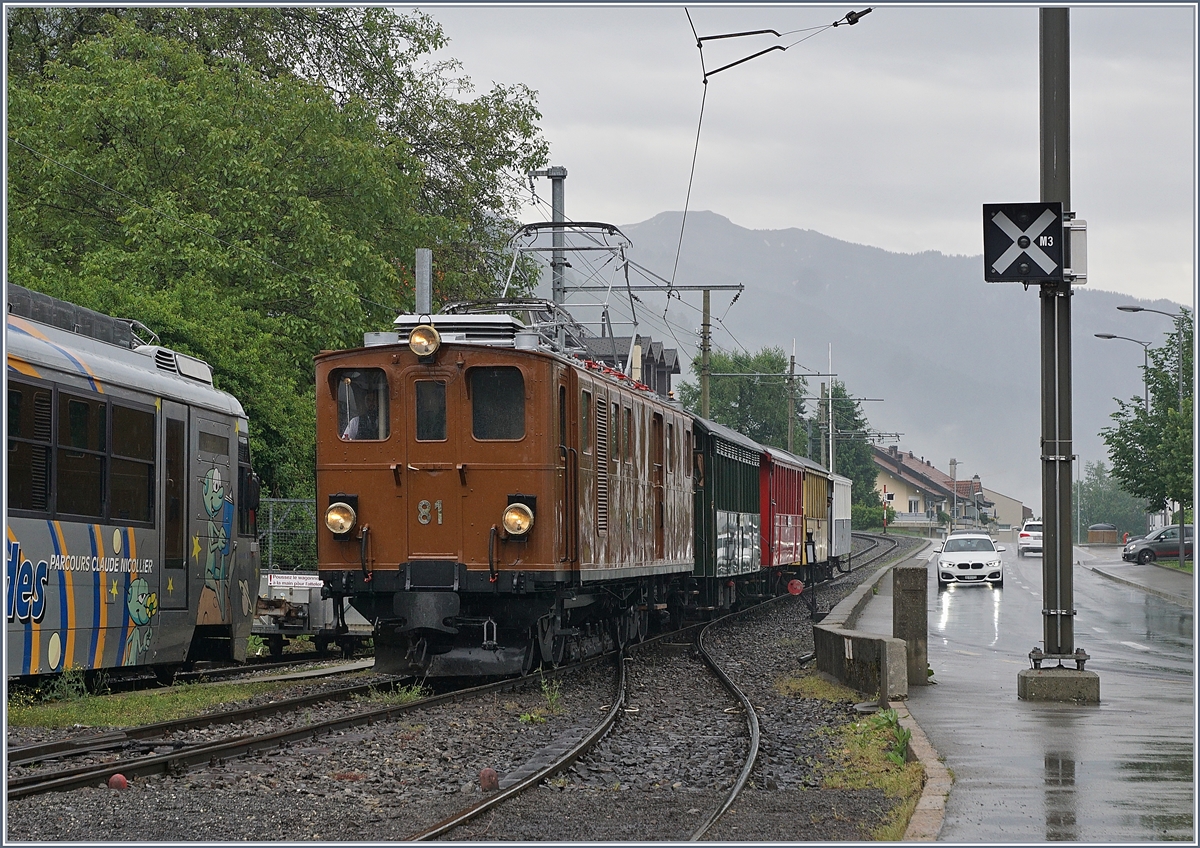 Die Blonay Chamby Bahn BB Ge 4/4 81 in Blonay bei der Ankunft in Blonay mit ihrem  Riviera Belle Epoque  Zug nach Vevey. 

9. Juni 2019