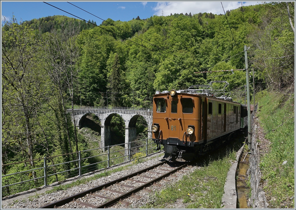Die Blonay-Chamby Bernina Bahn Ge 4/4 81 auf dem Weg nach Chamby in der Schlucht der Baye de Clarnens. 

22. Mai 2021