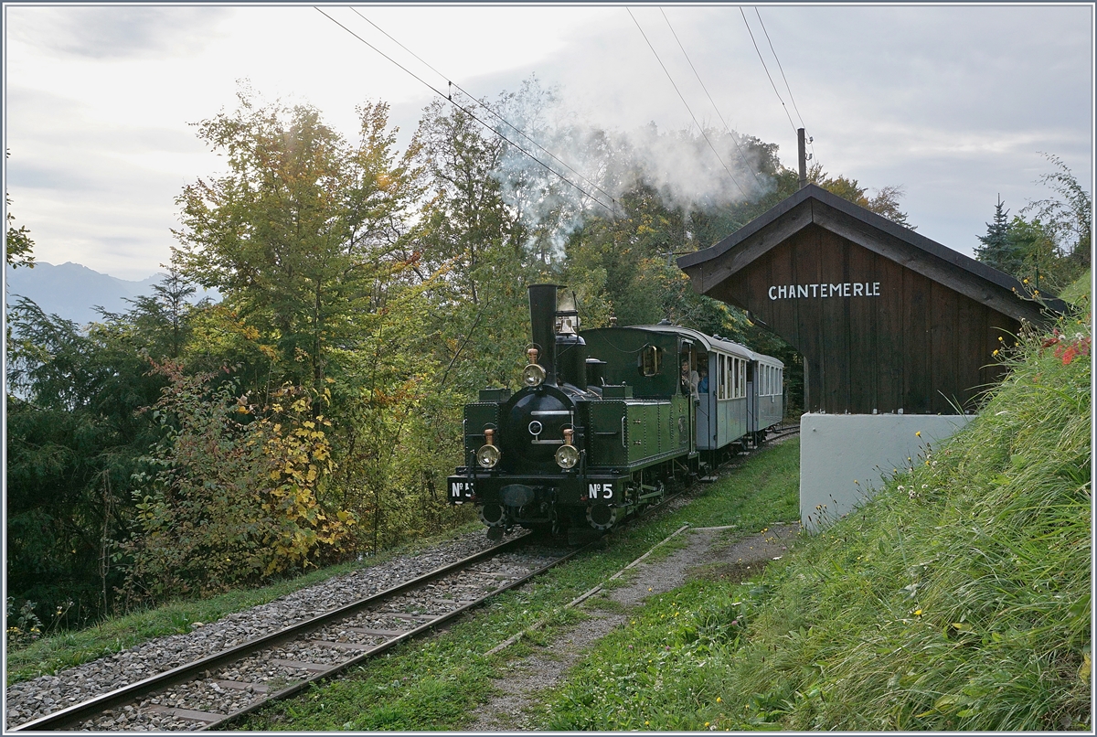 Die Blonay-Chamby G 3/3 N° 5 (ex LEB) mit einem kurzen Personenzug beim Haltepunkt Chantemerle. 

27. Okt. 2019