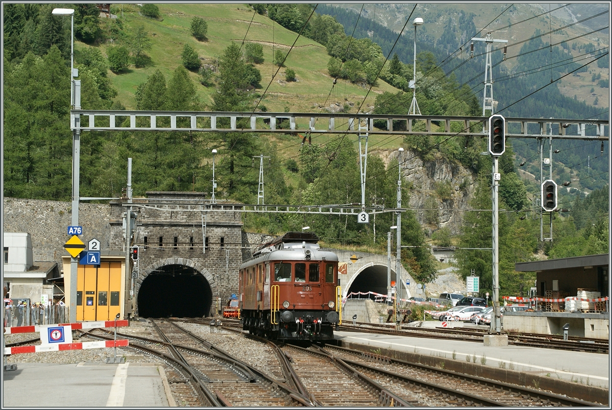 Die BLS Ae 6/8 205 umfahrt ihren  Südrampen-Fest-Zug  in Goppenstein.
7. Sept. 2014