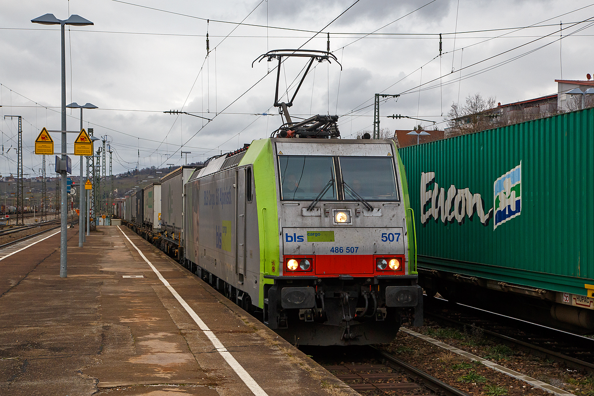 Die BLS Cargo 507, Re 486 507-7 (91 85 4486 507-7 CH-BLSC) fährt am 28.12.2017 mit einem KLV-Zug durch Weil am Rhein in Richtung Basel.

Die TRAXX F140 MS 2 wurde 2008 von Bombardier in Kassel unter der Fabriknummer 34426 gebaut und an die BLS Cargo geliefert. Die Loks sind nur für die Schweiz, Deutschland, Italien und Österreich zugelassen.

Der Erfolg im Güterverkehr veranlasste die BLS zehn weitere TRAXX zu bestellen im Gegensatz zur ersten Serie TRAXX F140 AC1 mit der Bezeichnung Re 485 001 bis 485 020, die nur unter Wechselstrom fahren können, können die TRAXX F140 MS Re 486 501 bis 486 510 auch unter 3.000 Volt Gleichstrom eingesetzt werden. Bombardier hatte seit der ersten Lieferung Verbesserungen vorgenommen. Dabei wurde der Lokomotivkasten optimiert und die Traktionsausrüstung mit moderneren Komponenten versehen. Eine Nachbeschaffung wäre noch möglich gewesen, hätte aber dazu geführt, dass die Lokomotiven nicht auf dem neuesten Stand waren und nicht unter der Gleichstromfahrleitung eingesetzt werden konnten. Die eingebauten Zugbeeinflussungssysteme erlauben den Einsatz in Deutschland, Österreich, der Schweiz und Italien (DACHI). Anfänglich waren die Lokomotiven in der Schweiz nur für den Einsatz auf Strecken mit konventioneller Zugbeinflussung und nicht auf ETCS Level 2-Strecken zugelassen. Die Re 486 können unter sich und mit den Re 485 und Lokomotiven der Baureihe 185/186 in Vielfachsteuerung eingesetzt werden.

TECHNISCHE DATEN:
Spurweite:  1.435 mm (Normalspur)
Achsformel:  Bo’Bo’
Länge über Puffer:  18.900 mm
Höhe:  4.385 mm
Breite:  2.978 mm
Drehzapfenabstand:  10.400 mm
Achsabstand im Drehgestell: 2.600 mm
Dienstmasse:  85 t
Höchstgeschwindigkeit:  140 km/h
Dauerleistung:  5.600 kW
Dauerzugkraft:  300 kN
Treibraddurchmesser:  1.250 mm
Stromsysteme:  15 kV 16,7 Hz, 25 kV 50 Hz Wechselstrom sowie 3 kV und 1,5 kV Gleichstrom
Antrieb:  Tatzlager
