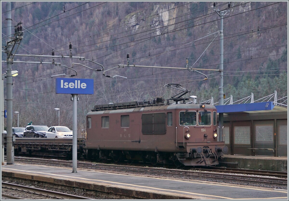 Die BLS Re 4/4 194 wartet mit ihrem Autotunnelzug (AT3) in Iselle auf die Abfahrt nach Brig. 

3. Jan. 2024