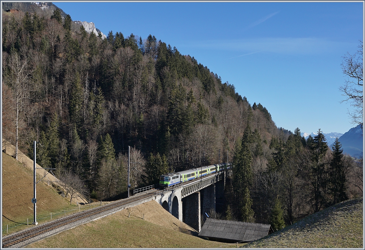 Die BLS Re 4/4 II 501 mit ihrem RE nach Zweisimmen auf der Bunschenbach Brücke kurz nach Weissenburg.

12. Jan. 2020
