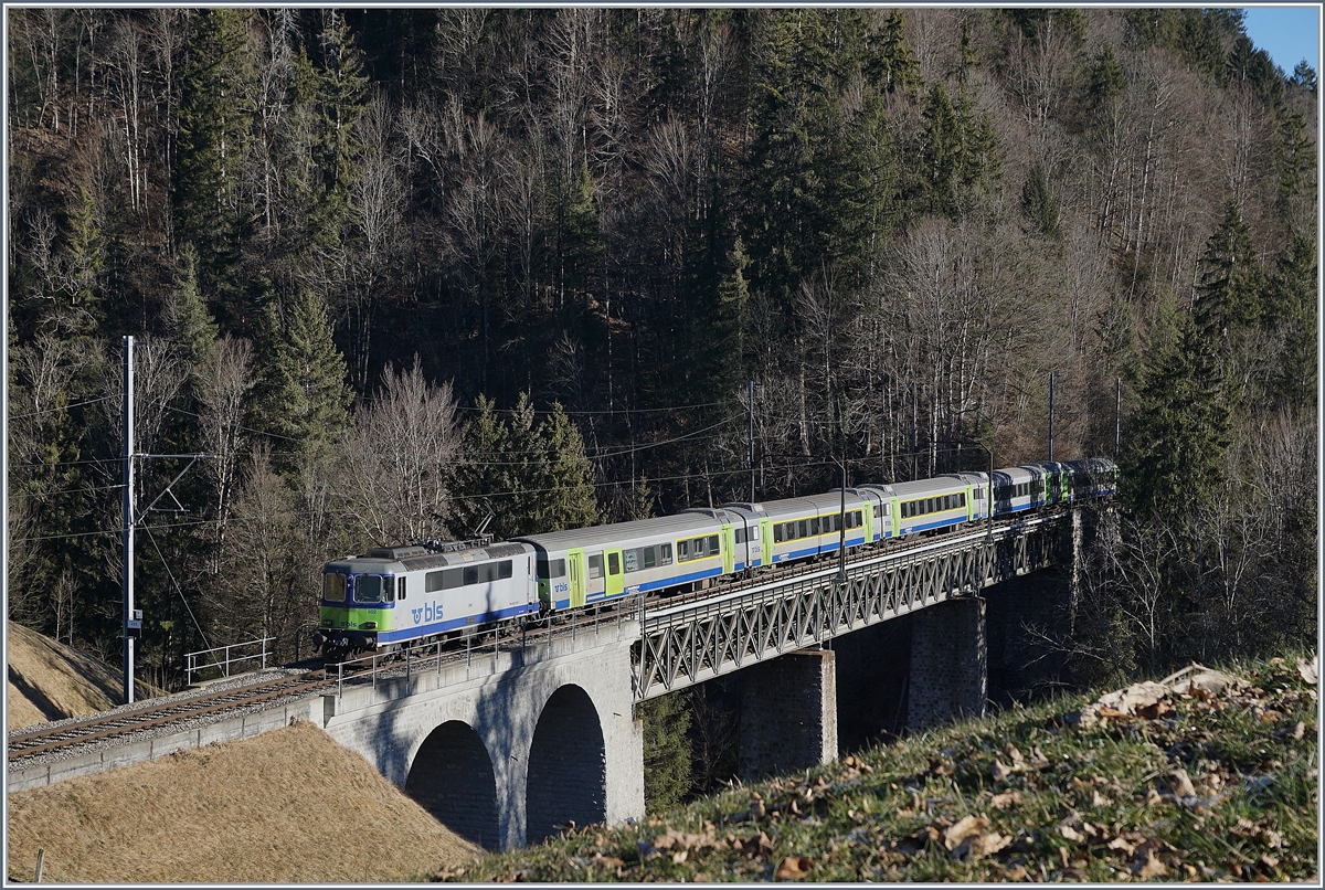 Die BLS Re 4/4 II 502 mit ihrem RE auf der Bunschenbach Brücke kurz vor Weissenburg auf dem Weg nach Interlaken Ost.

12. Jan. 2020 