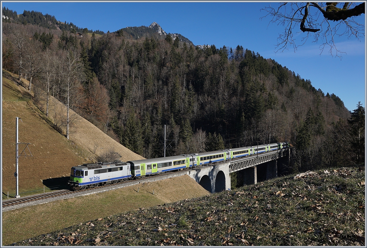 Die BLS Re 4/4 II 502 ist mit ihrem RE kurz vor Weissenburg auf dem Weg nach Interlaken Ost.

12. Jan. 2020 